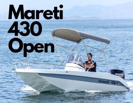 Mareti 430 Open navegando en el mar con un toldo bimini